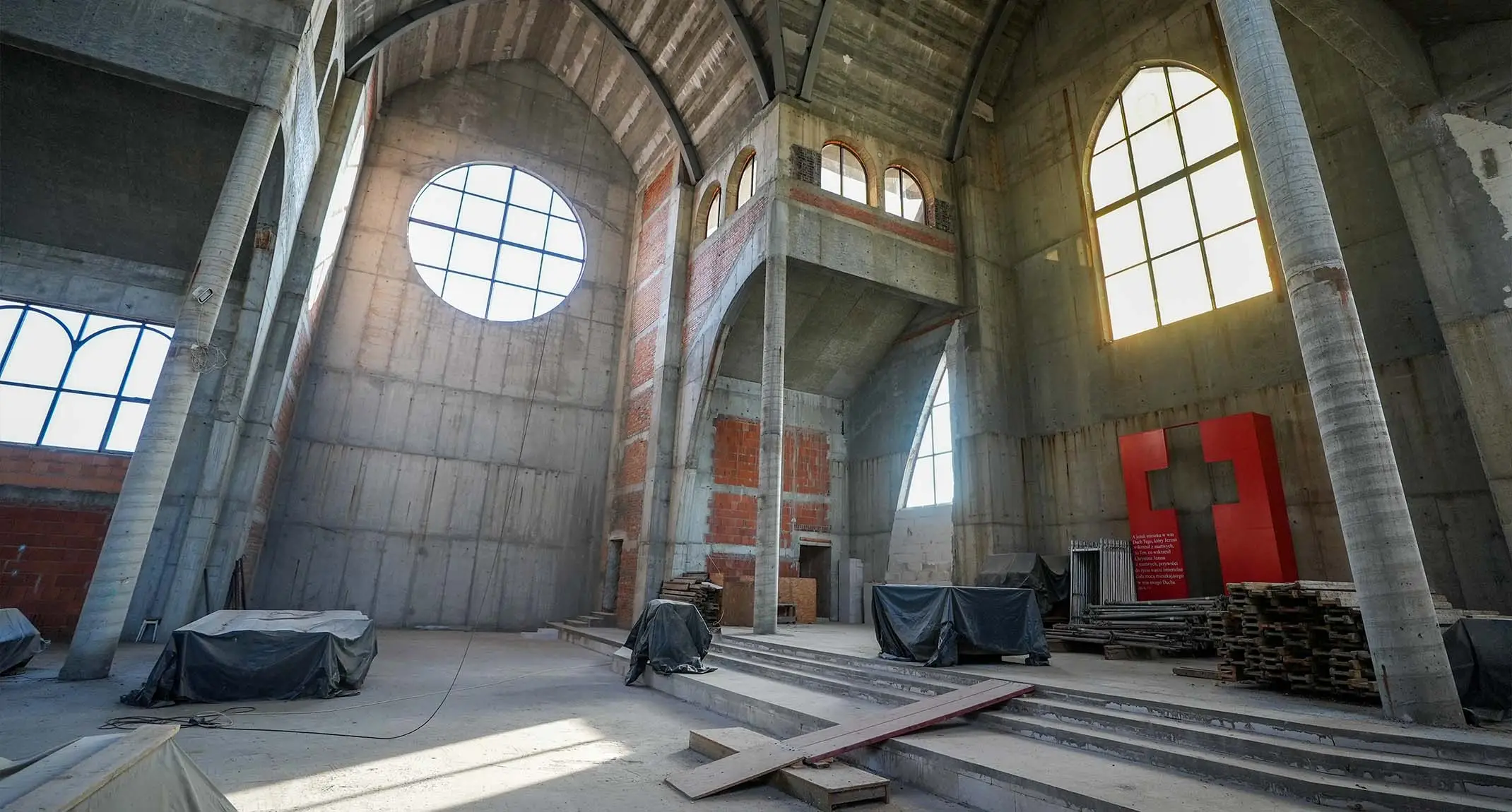 Wnętrze kościoła św. Franciszka z Asyżu w Zielonej Górze w trakcie budowy.