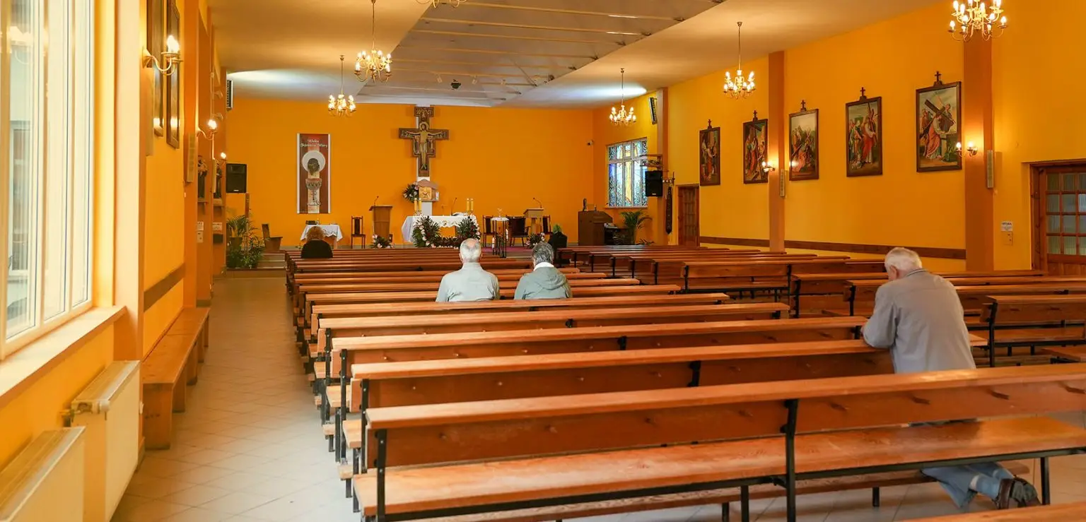 Wnętrze kaplicy w Zielonej Górze podczas nabożeństwa w parafii franciszkanów