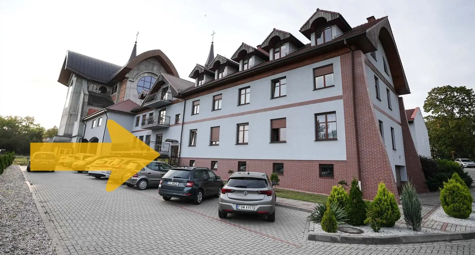 Wejście do klasztoru franciszkanów w Zielonej Górze, gdzie znajduje się kancelaria parafii św. Franciszka z Asyżu